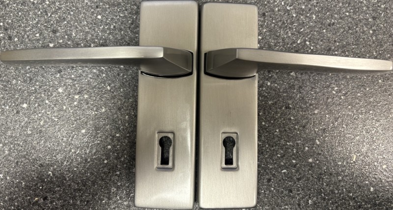 s8458 -sadler lock handle on plate 