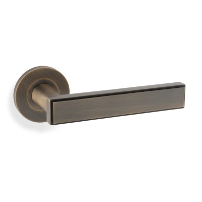 jesper lever on round rose 